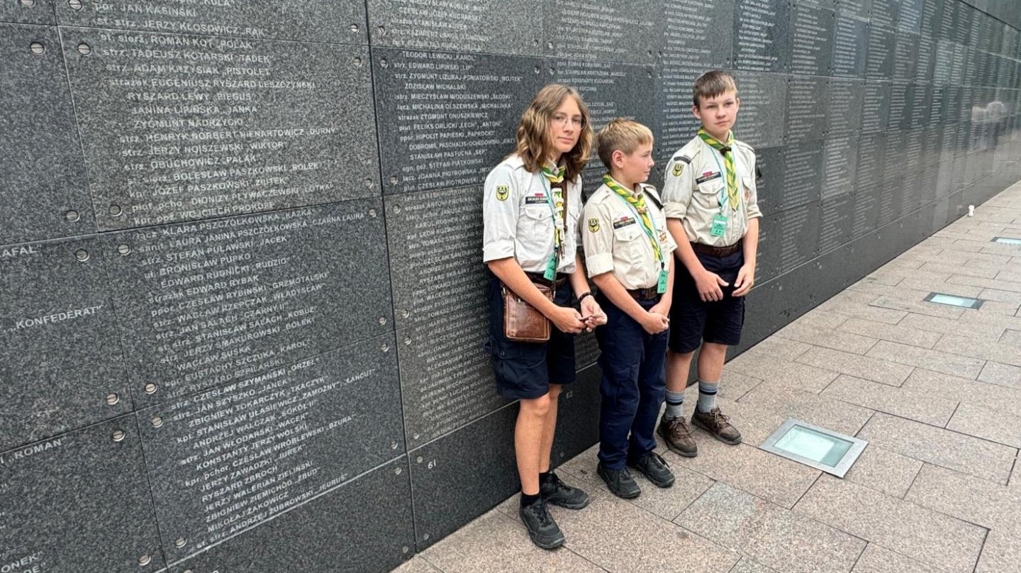 Tres scouts polacos en el Museo del Levantamiento de Varsovia