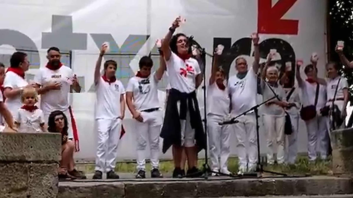 Cientos de personas brindan en San Fermín por la vuelta a casa de los presos de ETA