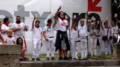 Cientos de personas brindan en San Fermín por la vuelta a casa de los presos de ETA