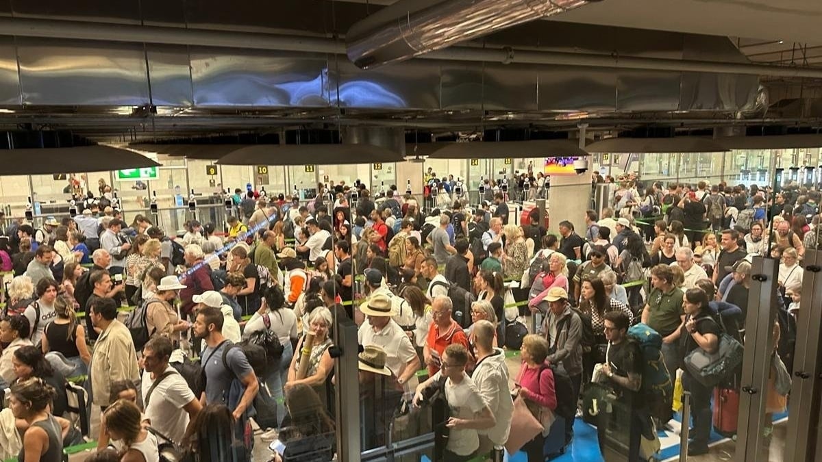 Los policías dicen que hay agentes "suficientes" en Barajas y señalan a Aena por "mala planificación"