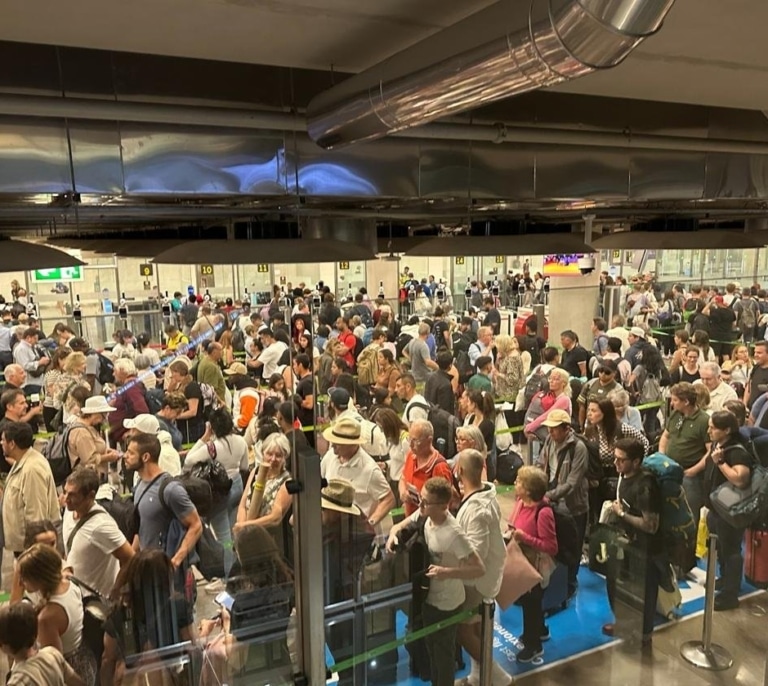 Los policías dicen que hay agentes "suficientes" en Barajas y señalan a Aena por "mala planificación"