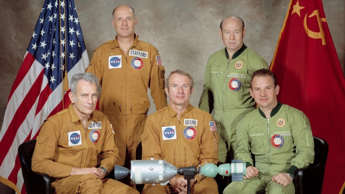 La tripulación conjunta de EEUU y la URSS para el proyecto Apollo-Soyuz: los comandantes Thomas P. Stafford y Alekséi Leónov​ (de pie), Donald K. Slayton, Vance D. Brand y Valeri Kubásov.