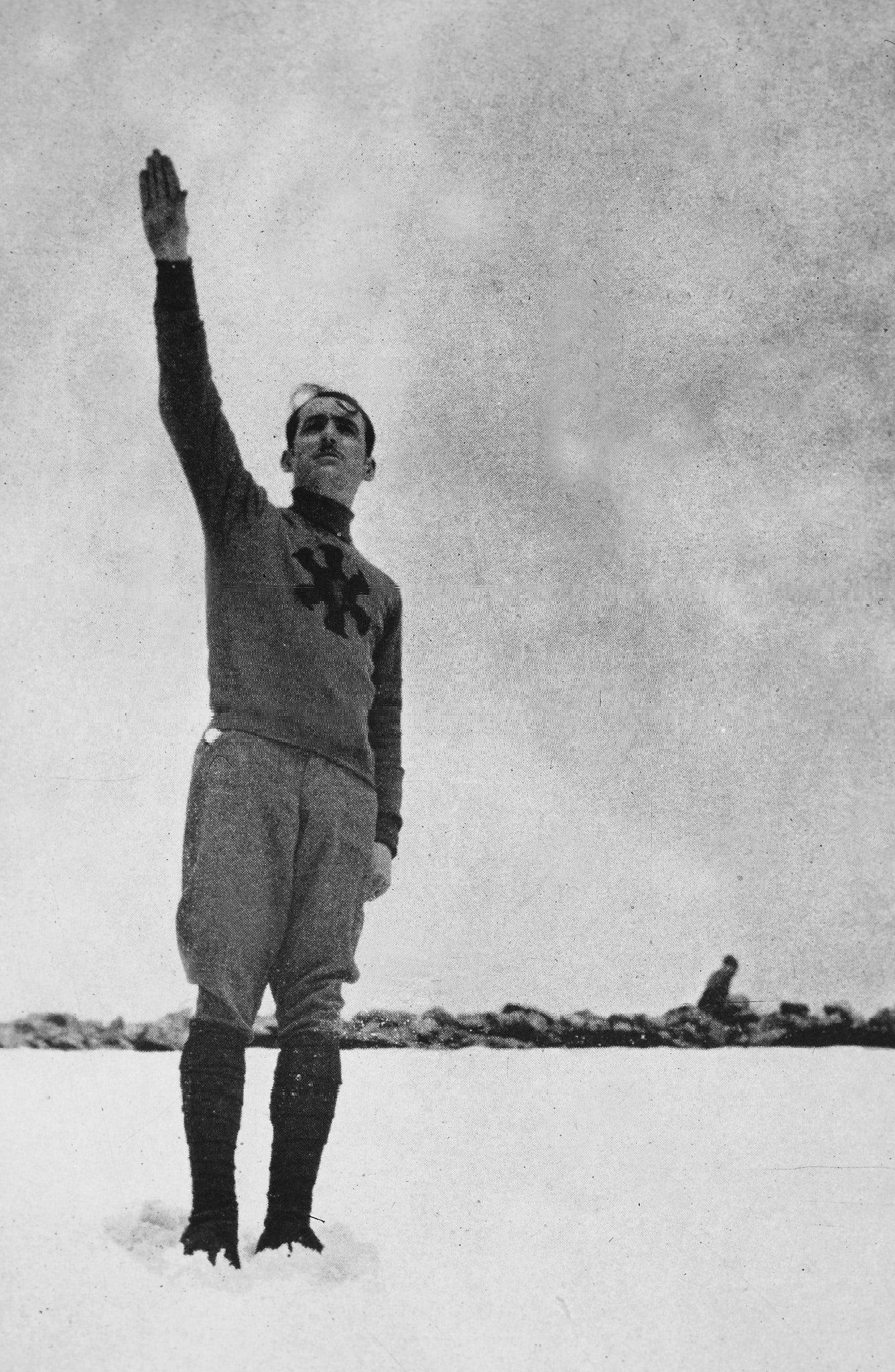 Ramiro Ledesma Ramos en Guadarrama haciendo el saludo romano con el uniforme de la garra hispánica de las JONS.