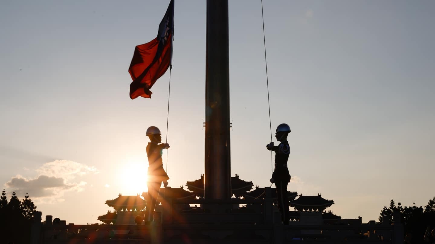 La guardia de honor de Taiwán rinde homenaje a la bandera en vísperas de las maniobras Han Kuang