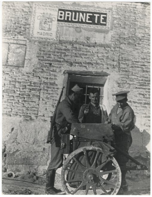 Republicanos frente a la señal de Brunete. Madrid, 6 de julio de 1937