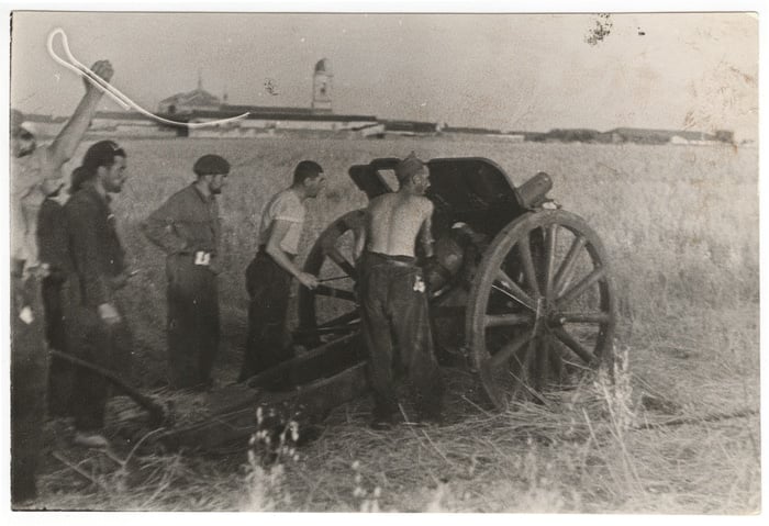 Soldados con artillería durante la batalla de Brunete