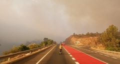 Más de 18.000 personas confinadas por un incendio en Tarragona: "Es difícil de controlar"
