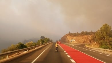 Más de 18.000 personas confinadas por un incendio en Tarragona: "Es difícil de controlar"