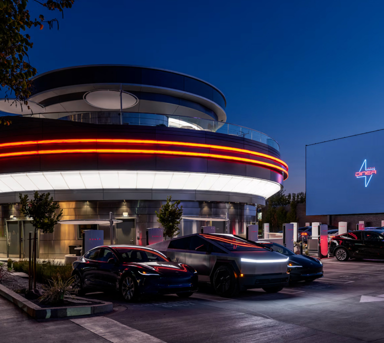 Tesla Diner, el nuevo restaurante de Elon Musk para cargar el coche y el estómago
