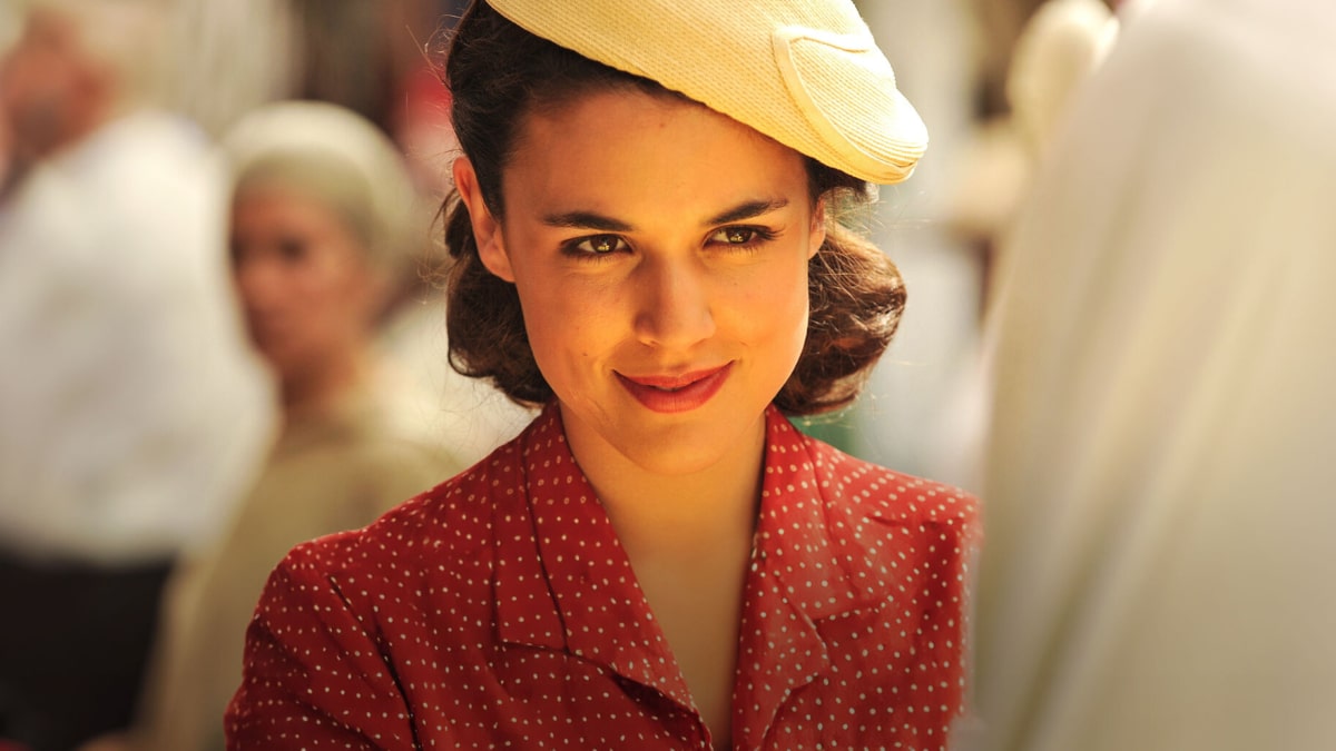 Adriana Ugarte es Sira Quiroga en esta exquisita adaptación televisiva de la novela de María Dueñas