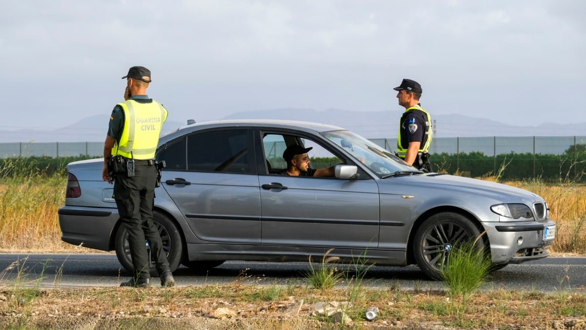 La Guardia Civil de Murcia y la policía local han desplegado desde la media tarde del lunes un visible dispositivo de vigilancia de los accesos por carretera a Torre Pacheco