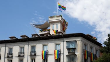 Cristóbal, sus dos novios y un orgulloso torreón: la historia de la primera bandera gay de Madrid