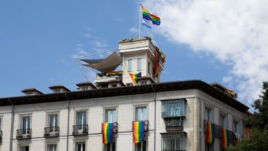 Cristóbal, sus dos novios y un orgulloso torreón: la historia de la primera bandera gay de Madrid