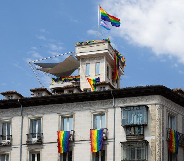 Cristóbal, sus dos novios y un orgulloso torreón: la historia de la primera bandera gay de Madrid