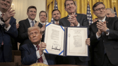 "¡Guau, el tiempo vuela!" Trump celebra seis meses de mandato con ataques a Obama y silencio sobre Epstein