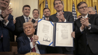 "¡Guau, el tiempo vuela!" Trump celebra seis meses de mandato con ataques a Obama y silencio sobre Epstein
