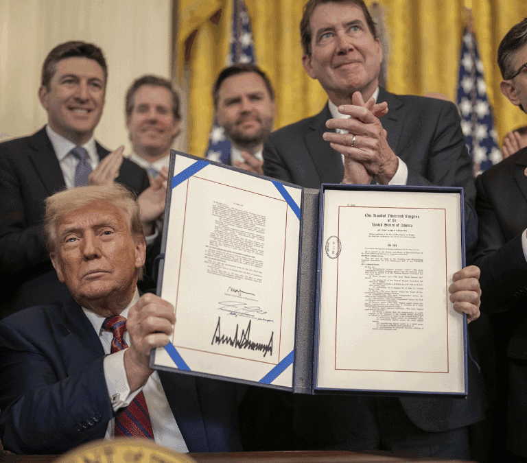 "¡Guau, el tiempo vuela!" Trump celebra seis meses de mandato con ataques a Obama y silencio sobre Epstein