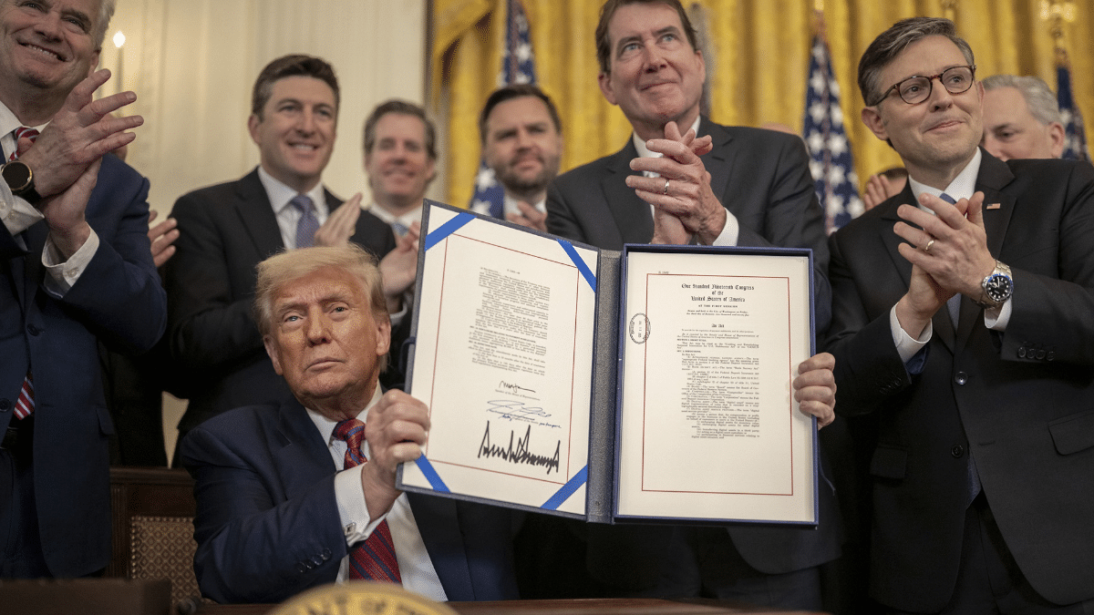 El presidente de Estados Unidos, Donald Trump, el pasado viernes en el Despacho Oval tras la firma de la Genius Act que regula las criptomonedas en EEUU.