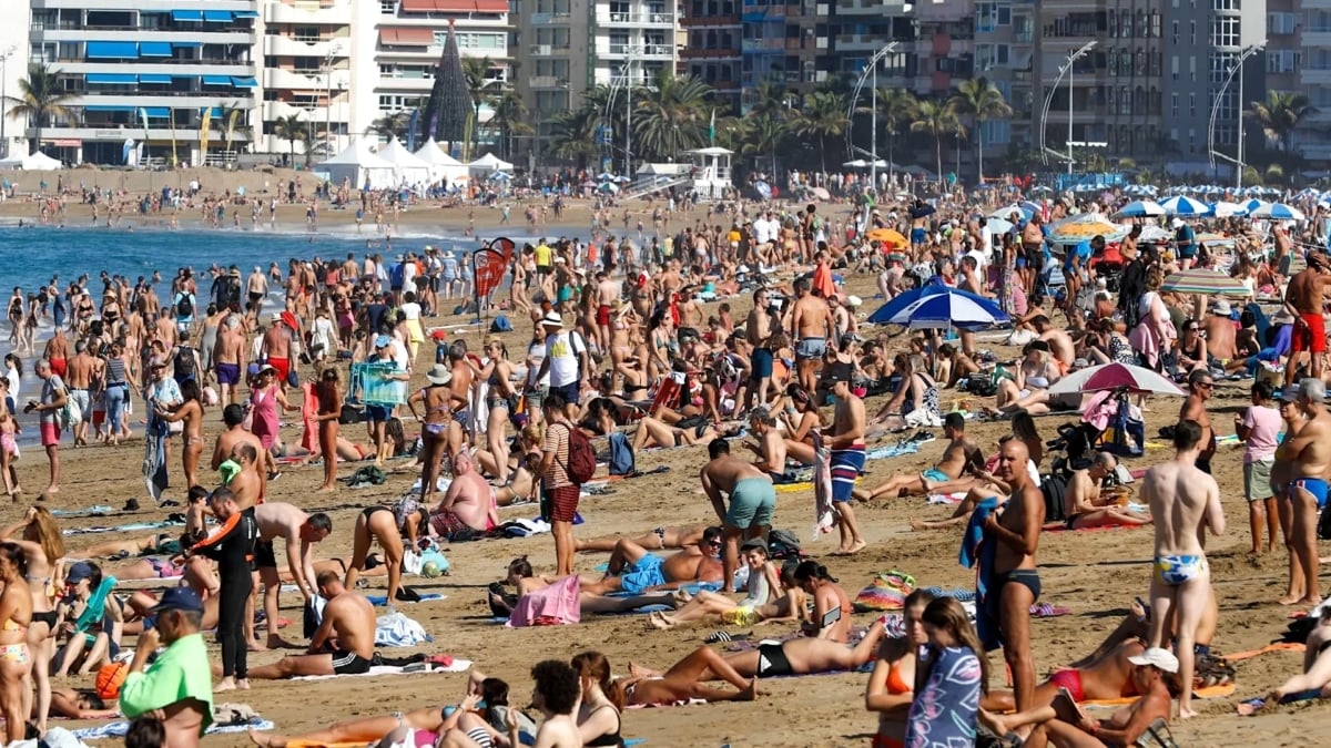 Día de Navidad en la playa de Las Canteras de Las Palmas de Gran Canaria