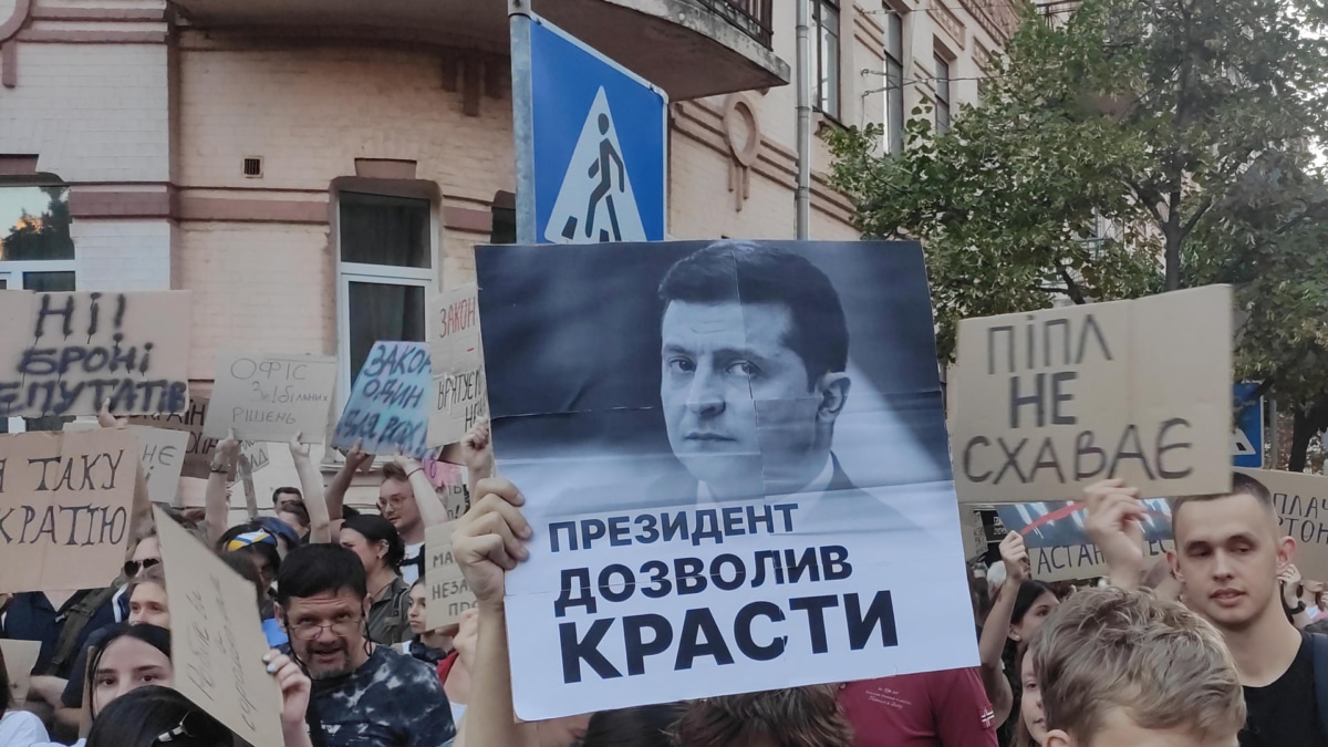 Varios jóvenes se manifiestan en Kiev contra Zelenski