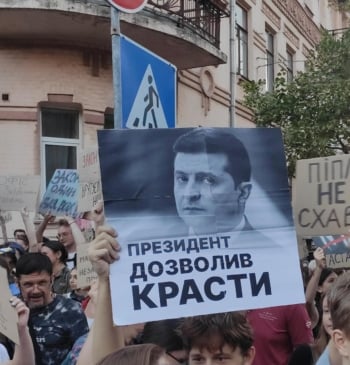 Zelenski cede a la presión de la calle y de los aliados [...]