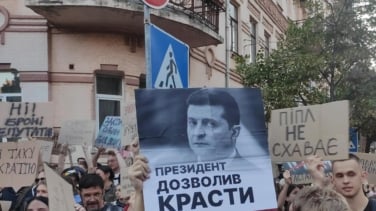 Zelenski cede a la presión de la calle y de los aliados europeos que criticaban su control de las agencias anticorrupción