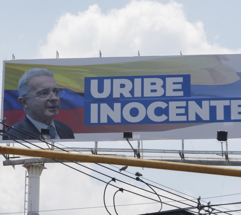 Petro se arriesga a un cisma con Trump por la condena al ex presidente colombiano Uribe
