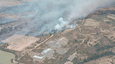 El incendio de Valdecaballeros obliga a evacuar un cámping y un pueblo en fiestas