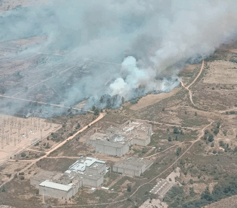 El incendio de Valdecaballeros obliga a evacuar un cámping y un pueblo en fiestas
