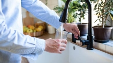 La razón por la que se recomienda dejar un vaso de agua lleno al lado del fregadero  si te vas de vacaciones