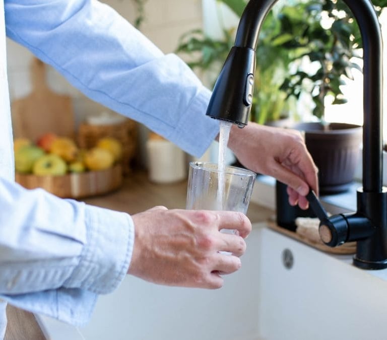 La razón por la que se recomienda dejar un vaso de agua lleno al lado del fregadero  si te vas de vacaciones