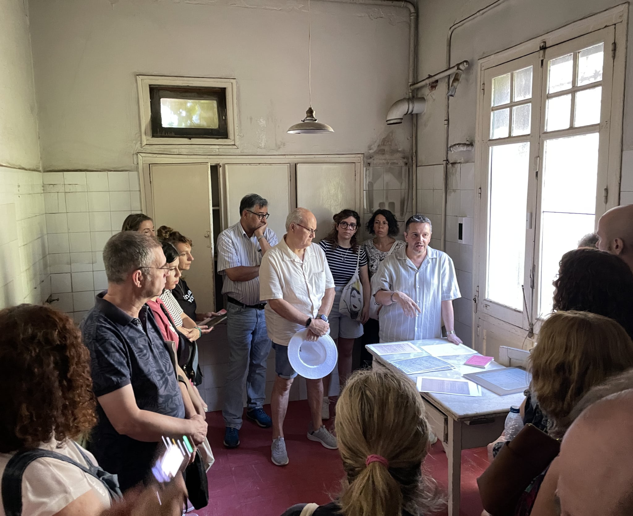Alejandro Sanz (a la derecha, junto a la ventana) en la cocina de Velintonia durante una de las visitas guiadas celebradas el 11 de julio.