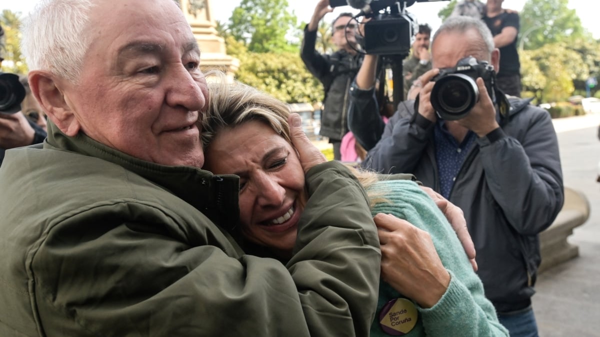 Yolanda Díaz (d) saluda  al histórico sindicalista gallego Suso Díaz (i), padre de la vicepresidenta segunda y ministra de Trabajo
