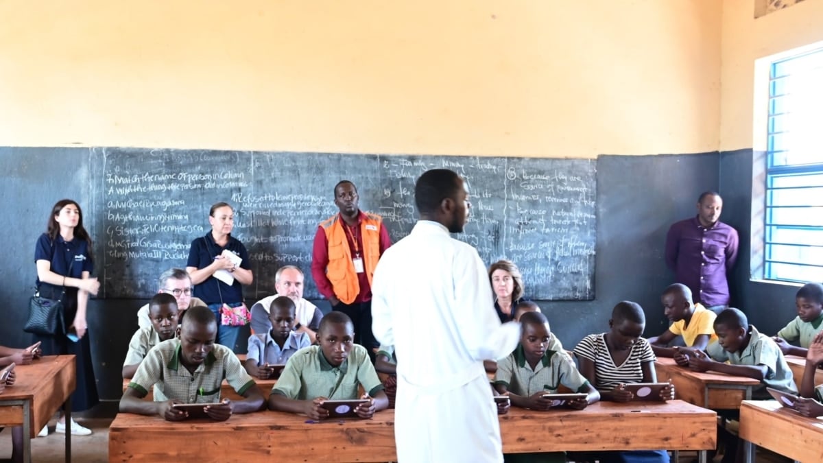 Visita del equipo ProFuturo a una escuela en Ruanda