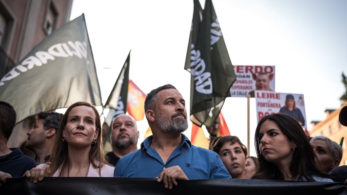 El presidente de Vox, Santiago Abascal, junto a las portavoces del partido en el Congreso, Pepa Millán (d), y de la Asamblea de Madrid, Isabel Pérez Moñino (i), en una marcha de Solidaridad