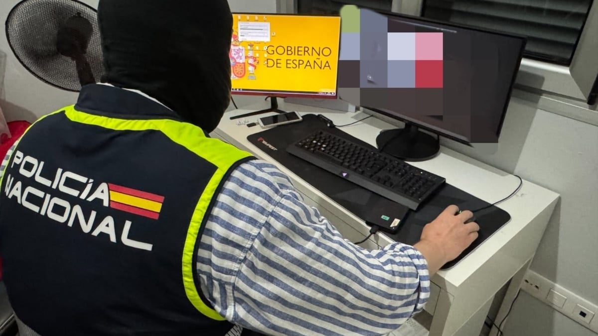Estudiantes de 19 años y sin perfil de 'hackers': así son los dos detenidos por difundir datos de Sánchez y ministros