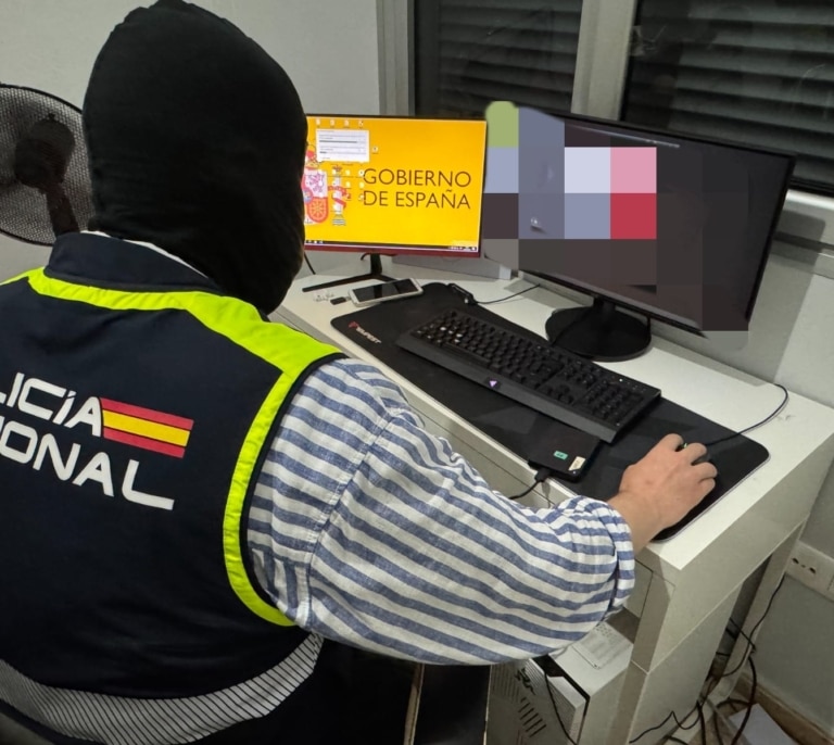 Estudiantes de 19 años y sin perfil de 'hackers': así son los dos detenidos por difundir datos de Sánchez y ministros