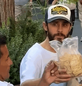 ¿Qué harías si Jared Leto te ofrece pan por la calle? El [...]