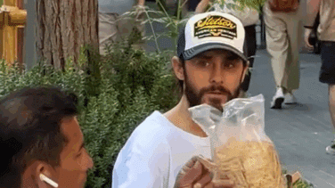 ¿Qué harías si Jared Leto te ofrece pan por la calle? El video que da la vuelta al mundo