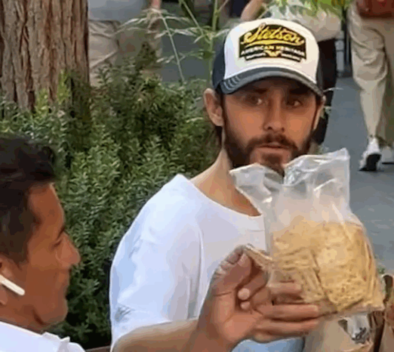 ¿Qué harías si Jared Leto te ofrece pan por la calle? El video que da la vuelta al mundo