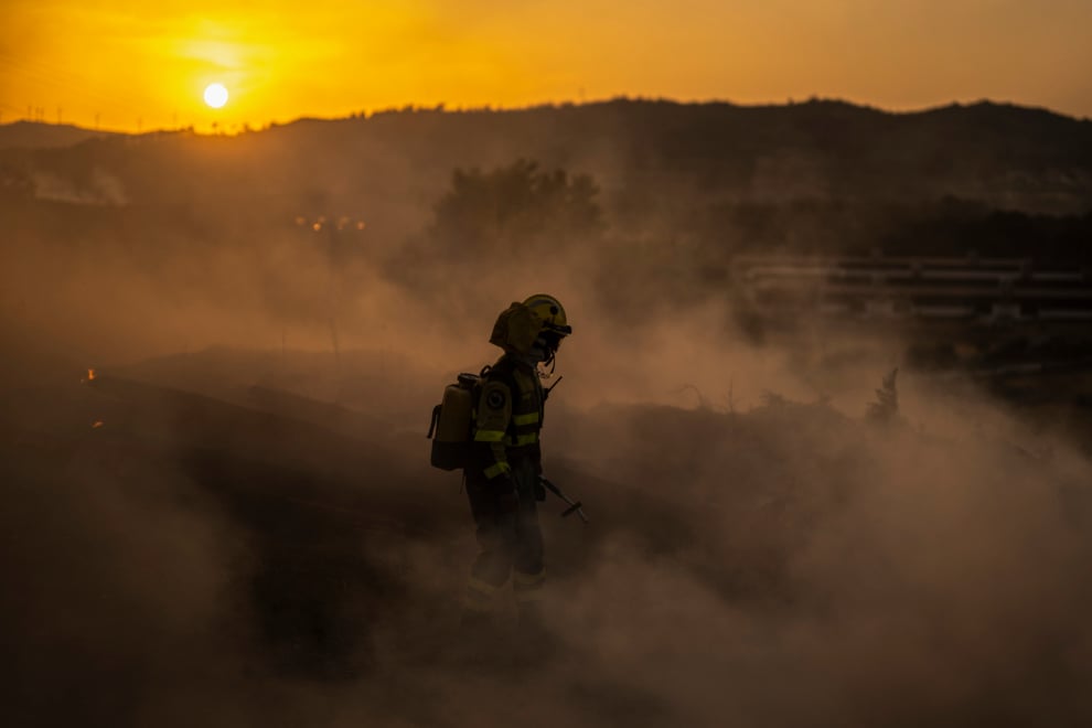 Los bomberos durante las labores de extinción del incendio que afectaba este miércoles al municipio de Monterrei (Ourense). 