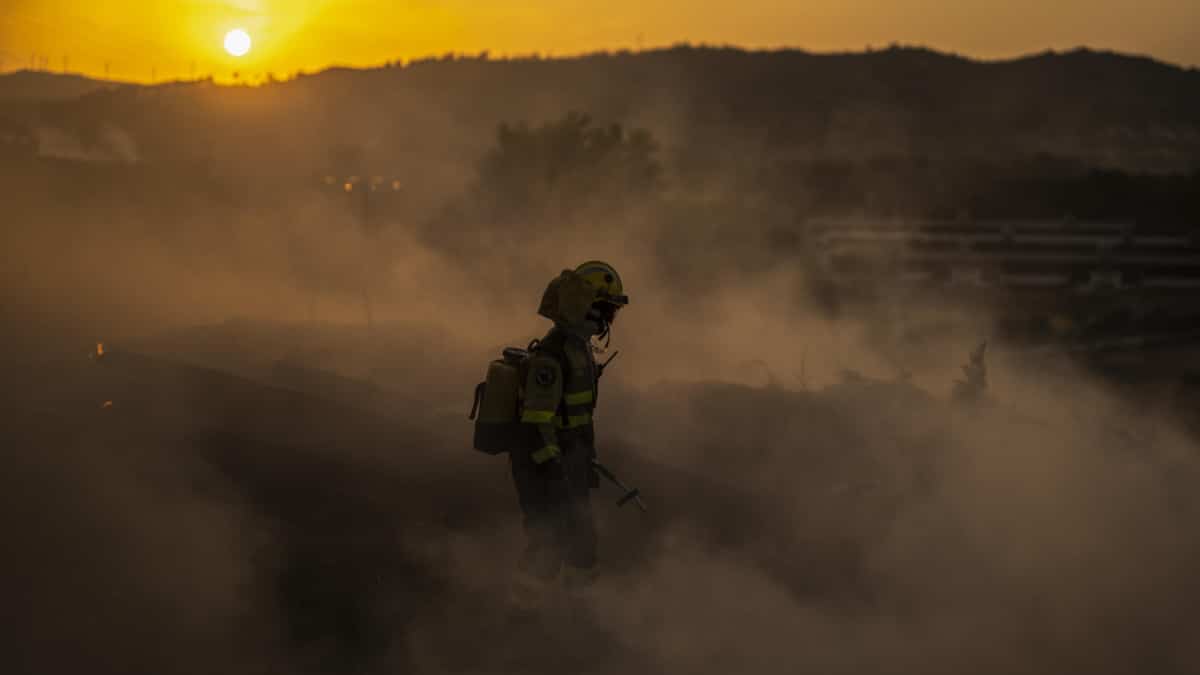 Los bomberos durante las labores de extinción del incendio que afecta este miércoles al municipio de Monterrei (Ourense).