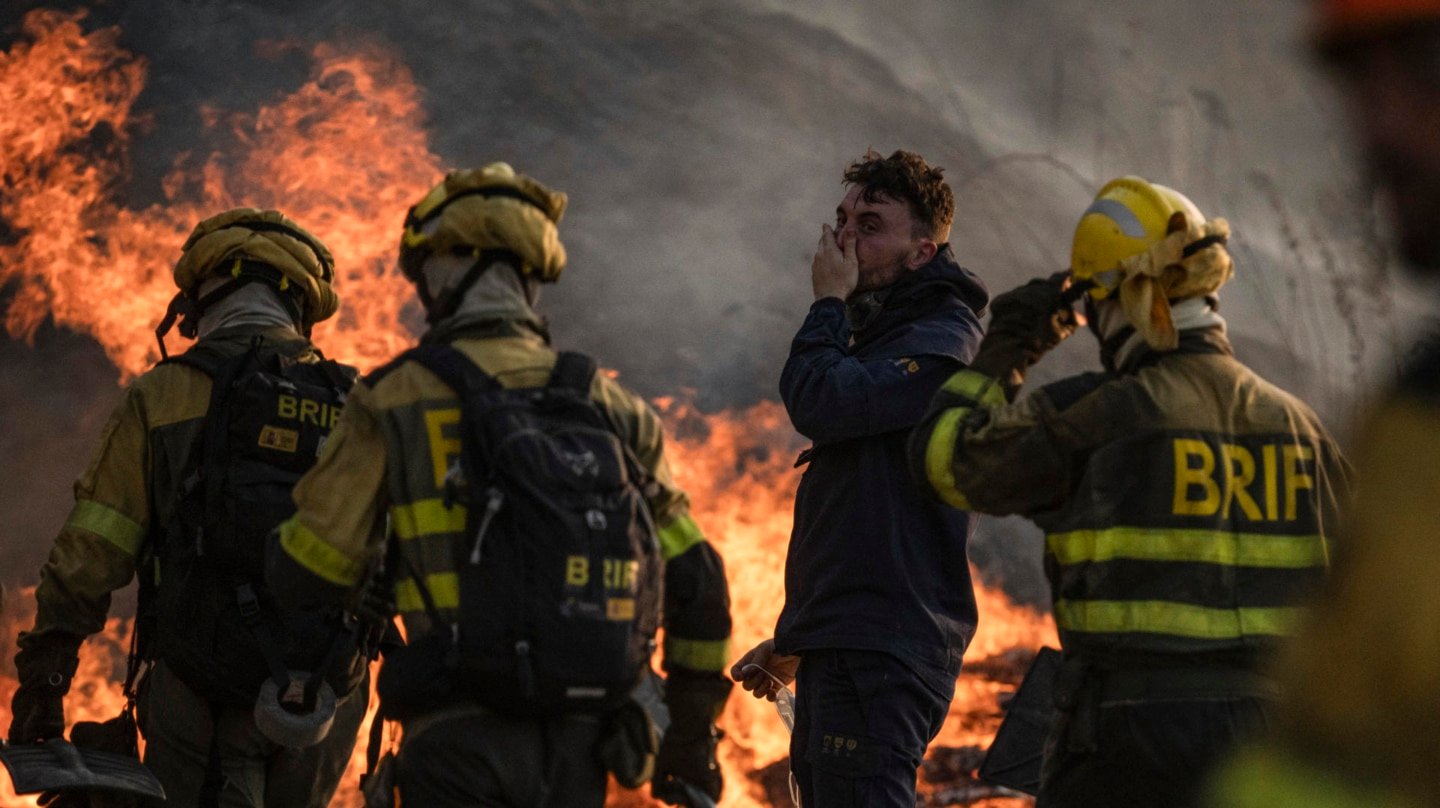 Los bomberos durante las labores de extinción del incendio en Monterrei (Ourense)