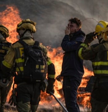 Los incendios dejan tres víctimas mortales y miles de desplazados en España