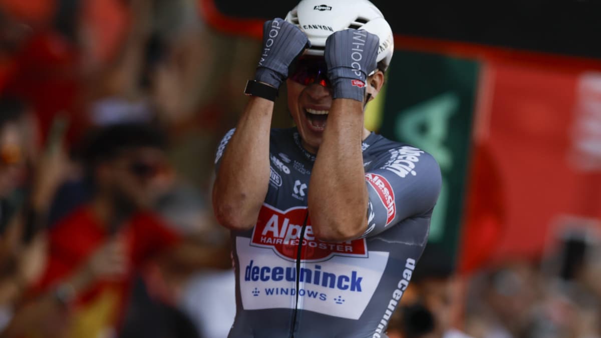 El belga Jasper Philipsen celebra la victoria en la primera etapa de la Vuelta a España.