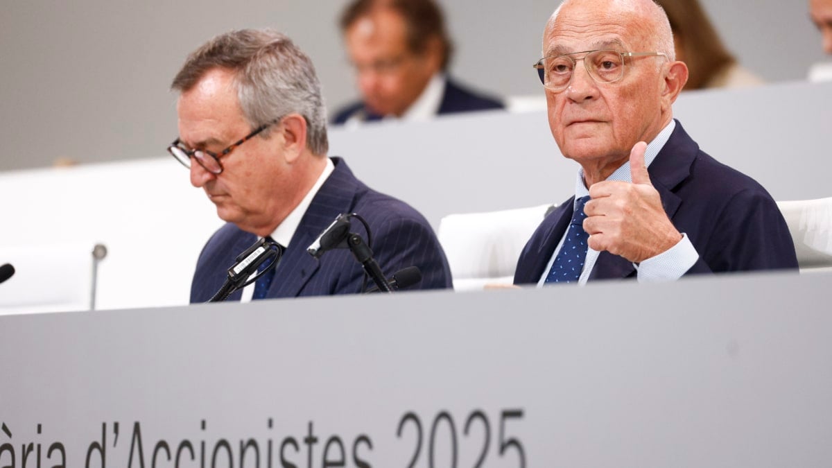 El presidente del Banco Sabadell, Josep Oliu (d), junto al consejero delegado, César González-Bueno.