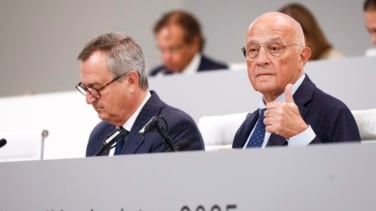 Los accionistas de Sabadell aprueban sin votos en contra la venta de TSB al Santander en plena opa de BBVA