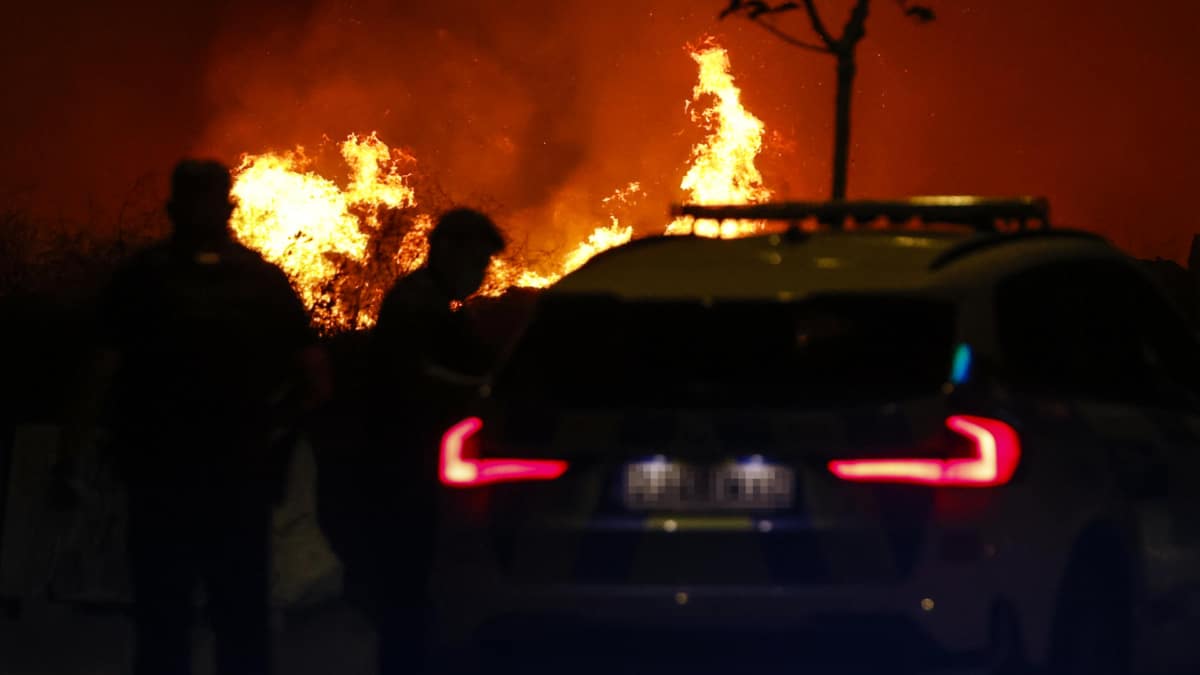 El incendio que se ha declarado en la tarde de este lunes en la localidad madrileña de Tres Cantos ha obligado a desalojar dos urbanizaciones próximas al fuego.