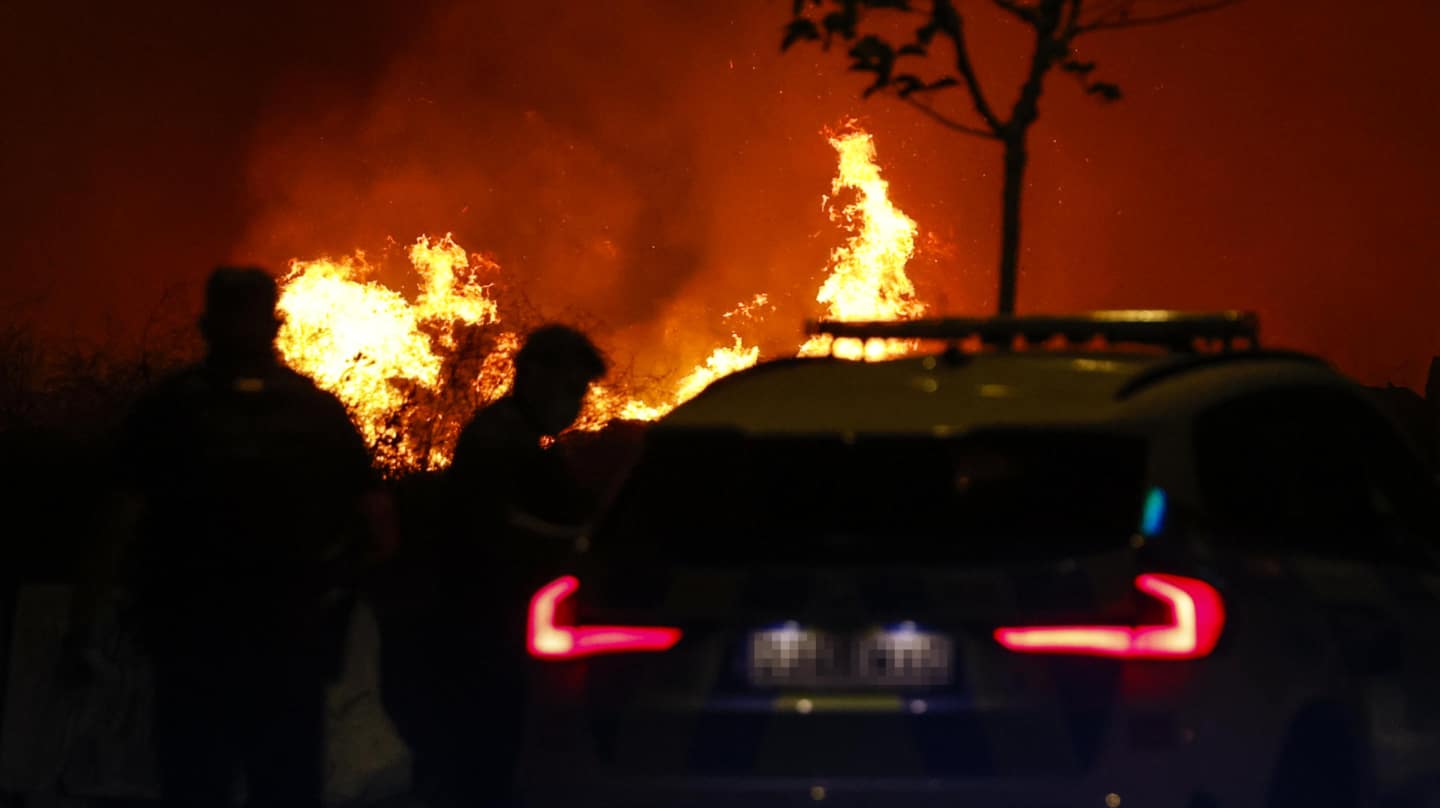 El incendio que se ha declarado en la tarde de este lunes en la localidad madrileña de Tres Cantos ha obligado a desalojar dos urbanizaciones próximas al fuego.
