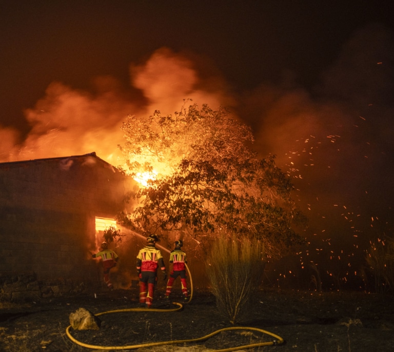 La Guardia Civil acelera las investigaciones de los incendios: más de 15 detenidos en dos semanas de llamas